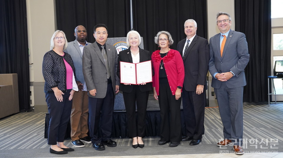 30일 진행된 대구과학대와 미국 라로쉬대간 글로벌교육 교류협력 협약 체결을 기념하며 미국 라로쉬대 보직교수들이 단체 기념촬영을 하고 있다.