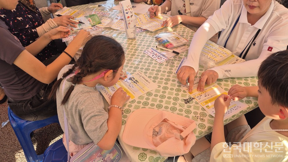 탐라문화제 기간 제주시 탑동 해변공연장 일대에서 열린 평생교육 페스티벌에서 많은 도민과 관광객들이 함께한 가운데 성황리에 마무리 됐다.