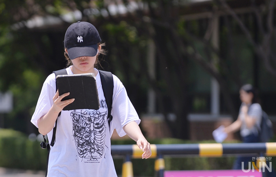덕성여대 재학생이 기말고사 대비를 위해 길을 걸으며 시험 공부를 하고 있다. 사진은 기사 본문과 관계 없음. (사진=한국대학신문DB)