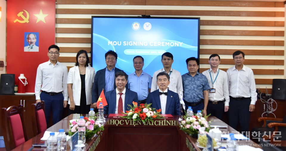 삼육보건대 박주희 총장(앞줄 오른쪽)과 베트남 재정경제대학 응우옌 다오 뚜엉 총장(왼쪽)이 양 기관 주요 인사들과 협약 체결 후 기념촬영을 했다.