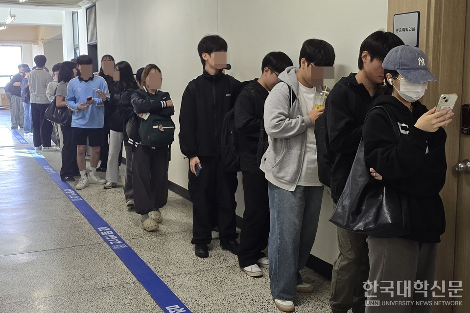 16일 오전 11시 50분 가천대 글로벌캠퍼스 학생회관 209호 앞 모습. 오후 12시부터 운영되는 ‘천원매점’을 이용하기 위해 학생들이 길게 줄을 서 있다. (사진=임연서 기자)