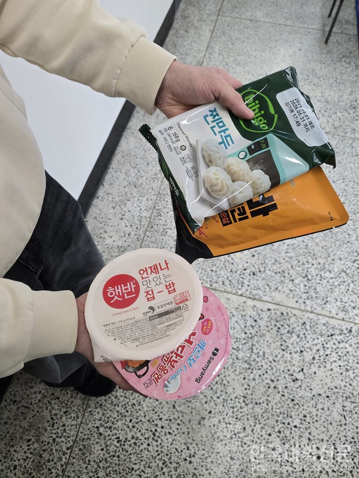 한준영 씨가 기자에게 이날 구입한 물품들을 보여주고 있다. (사진=임연서 기자)