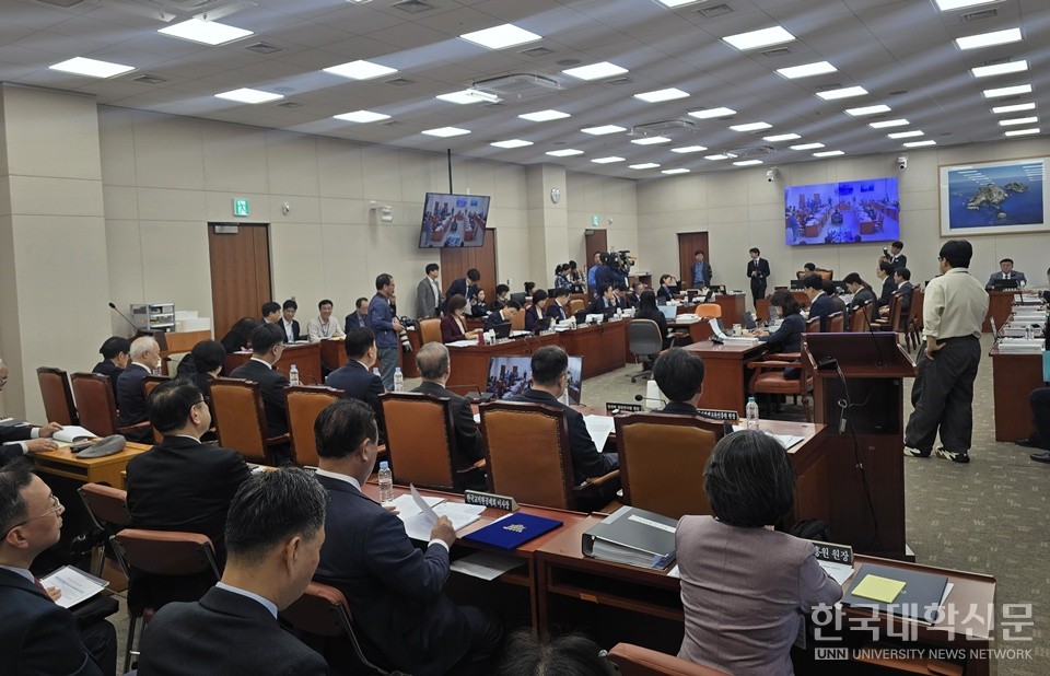16일 국회 교육위원회에서 열린 2025년도 교육부 산하 기관에 대한 국정감사에서 의원들이 피감기관을 대상으로 질의하고 있다. (사진=김준환 기자)