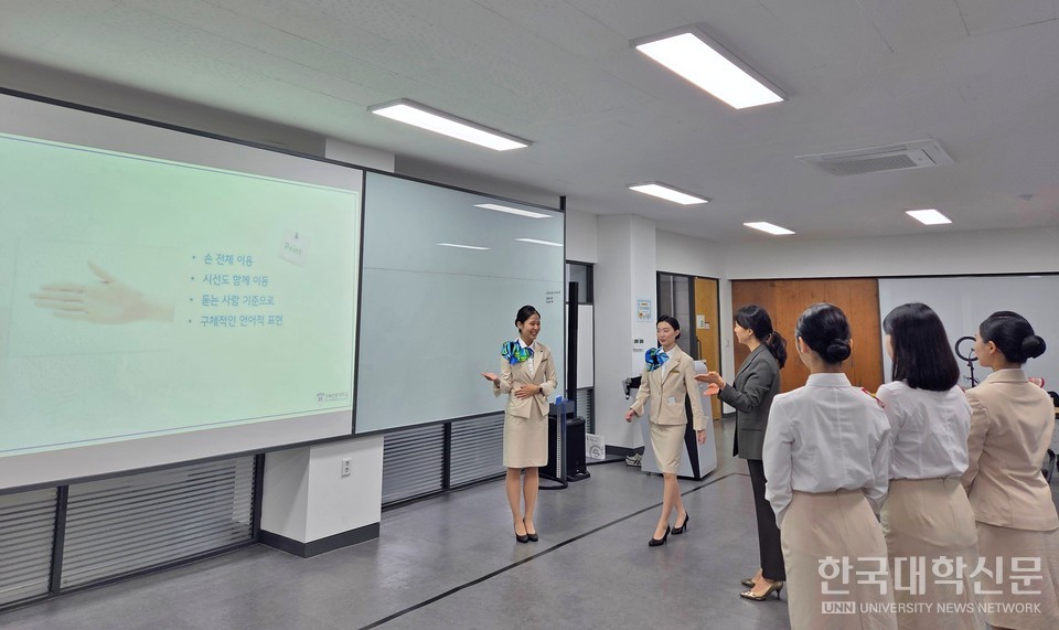 자원봉사 학생들이 CS(고객 서비스) 교육을 받고 있다.