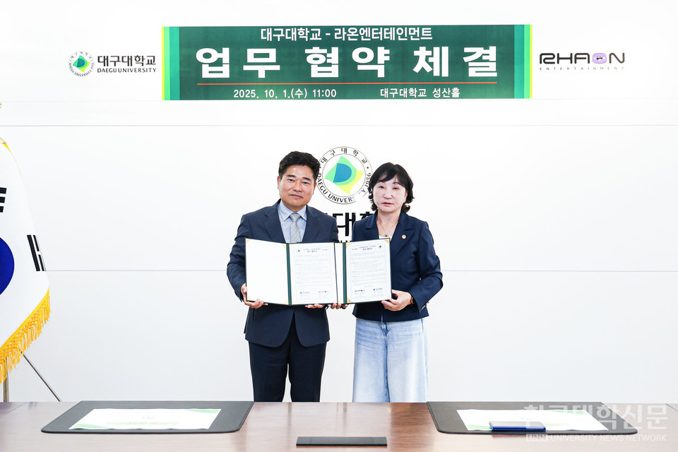 박순진 총장(왼쪽)과 박재숙 대표이사가 협약을 체결하고 기념촬영을 했다. (사진=한국대학신문 DB)