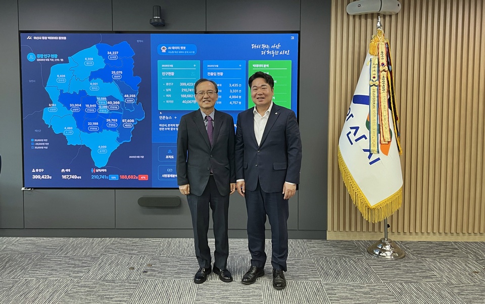 지난 20일 열린 충남RISE센터-아산시 간담회 이후 승융배 센터장과 오세현 시장이 기념 촬영에 나서고 있다. (사진=충남RISE센터)