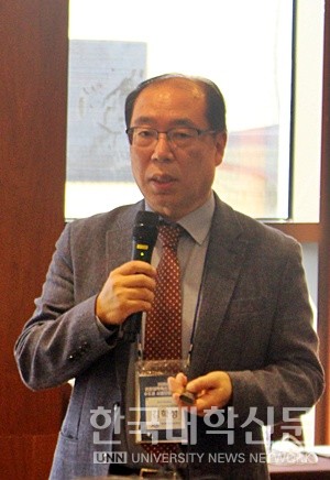 김학성 동양미래대 교수가 23일 워크숍에서 ‘고등직업교육을 위한 전문대학 교육과정 및 혁신방안’을 주제로 강연하고 있다. (사진=김영식 기자)