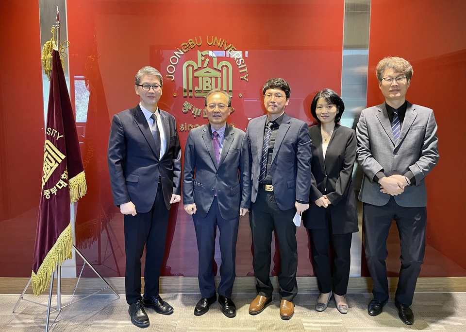 지난 22일 진행된 충남RISE센터-중부대-금산군 간 간담회 이후 참석자들이 기념 촬영을 하고 있다. (사진=충남RISE센터) 