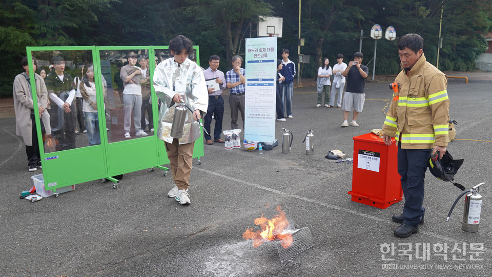 대구가톨릭대 RISE CUBE사업단이 실시한 ‘배터리 화재 대응 안전교육’에서 학생들이 화재 진압 도구를 활용해 교육을 진행하고 있다. 기사와는 관련 없는 사진. (사진=한국대학신문DB)