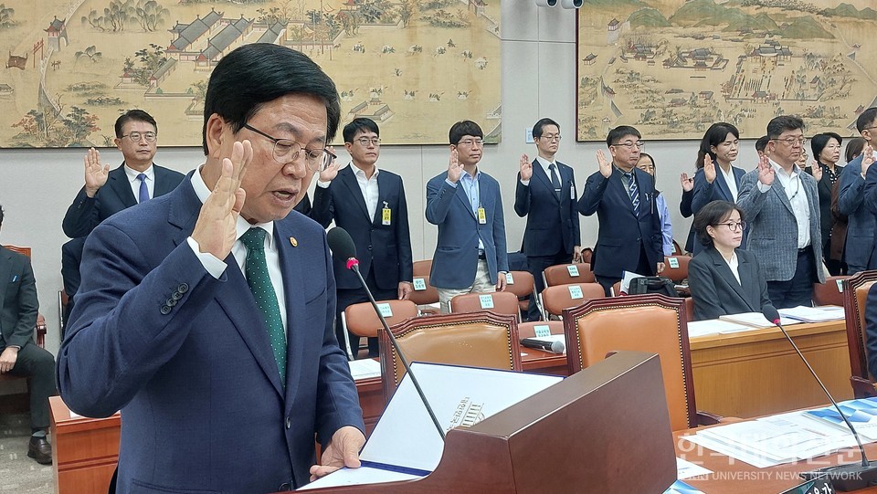 최교진 교육부 장관이 30일 국회 교육위 국정감사 종합감사에 참석해 선서하고 있다. (사진=임지연 기자)