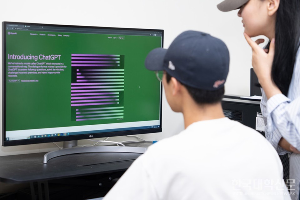 생성형 인공지능(AI) 관련 교수학습 활용 가이드라인을 보고 있는 전북대 학생들 (사진=한국대학신문DB)