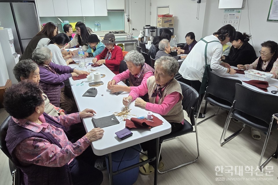 30일 기자가 방문한 서울 동대문구 회기동 경로당. 이날 삼육보건대 자원순환센터(에코스테이션 1호점)는 어르신들을 위한 ‘파우치(Pouch)’ 만들기 체험을 진행했다. (사진=임연서 기자)
