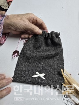 의료봉제공장에서 활용되지 않은 천을 저렴하게 구입한 뒤 재활용 해 만든 파우치. (사진=임연서 기자)