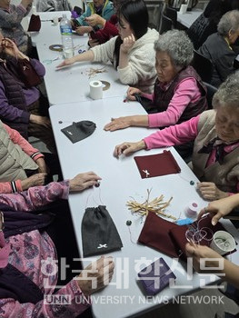 어르신들이 봉사자들과 파우치를 만들고 있다. (사진=임연서 기자)