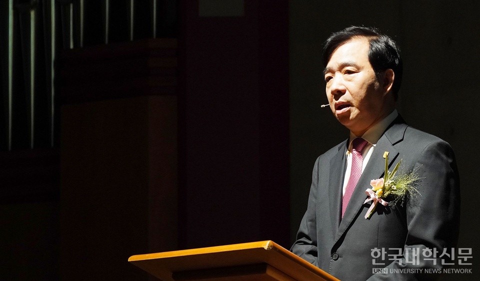 강성영 총장이 31일 한신대 서울캠퍼스 예배당에서 열린 취임식에서 ‘한신다움’을 강조하는 한편, ‘VISION 2040’ 통해 미래 비전을 제시하고 있다. (사진=한명섭 기자)