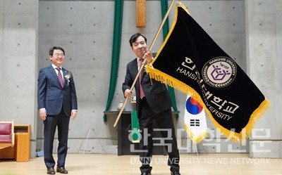 강성영 총장이 취임 서약을 한 뒤 교기를 흔들고 있다. (사진=한명섭 기자)