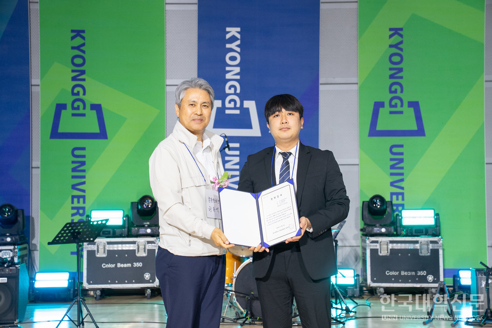 김건우 학생(오른쪽)이 원용석 총동문회장으로부터 장학증서를 받고 기념촬영을 했다.