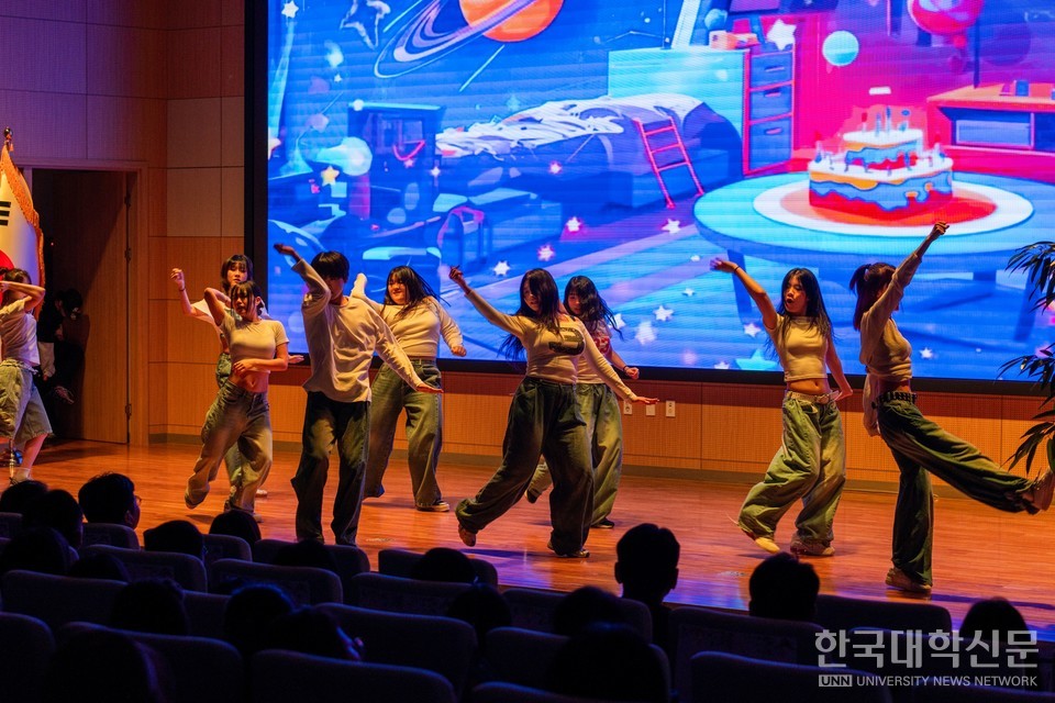청운대 댄스 동아리 ‘일루지온’과 ‘크루나인’ 그리고 한국K-POP고등학교가 합동 무대를 펼치고 있다.