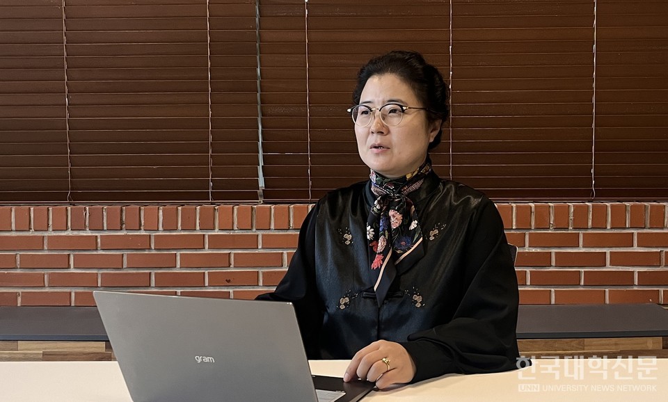 지난달 서울시립대에서 만난 한민정 서울시립대 인재개발실 진로교육 객원교수. 한 교수는 본지와 인터뷰에서 고교학점제와 무전공제의 과제를 설명하고 있다. (사진=윤채빈 기자)