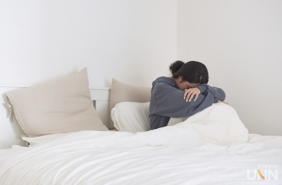 대학생의 마음건강 문제가 나날이 심각해지고 있다. 특히 코로나 팬데믹 이후 대학생 마음건강의 심각성은 우려 수준을 넘어 사회적 문제로까지 번지고 있다. 대한한국은 OECD 국가 중 자살률이 가장 높은 나라로, 자살은 10~30대 청년층의 주요 사망원인 1위다. 특히 20대 자살률은 인구 10만 명당 2018년 16.1명에서 2023년 22.2명으로 지속적인 증가세를 보이고 있는 상황이다.&nbsp; (한국대학신문DB)