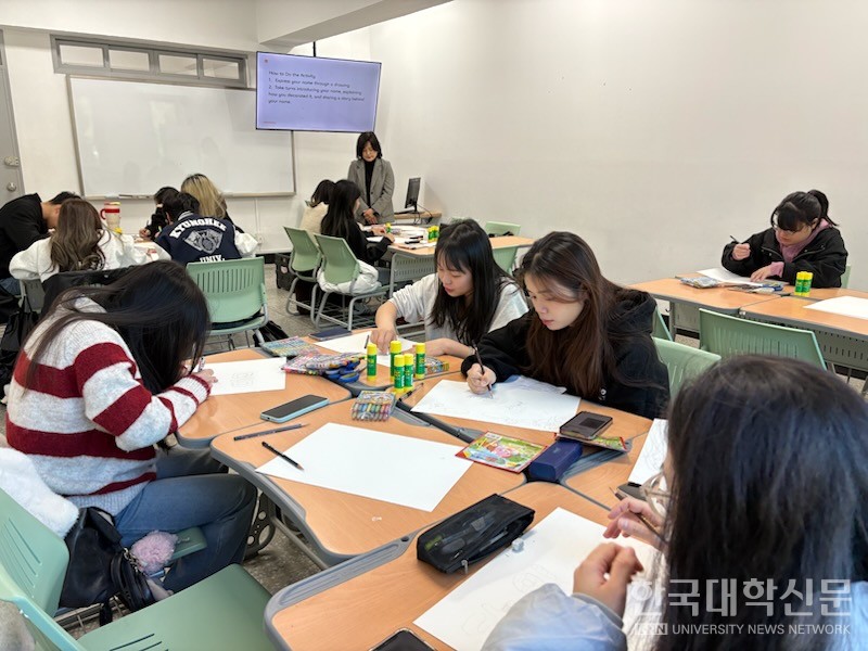 호원대 유학생들이 미술치료 집단상담 프로그램에 참여하고 있는 모습. (사진=호원대)