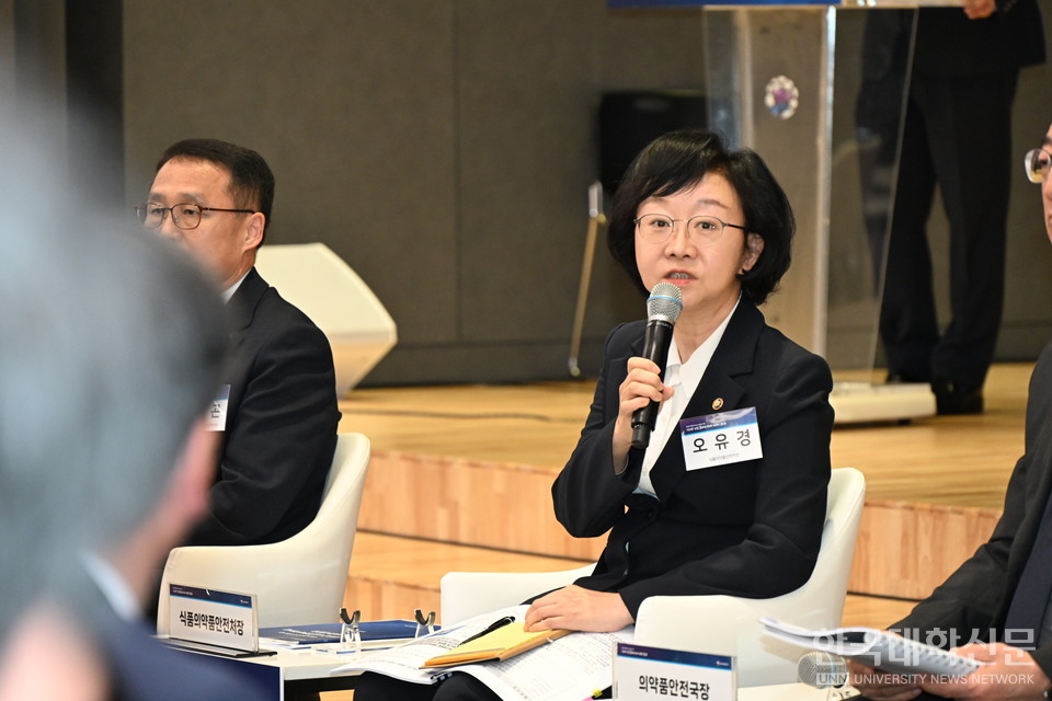 오유경 식품의약품안전처 처장이 5일 서울 동작구 서울시여성가족재단에서 열린 식의약 안심 50대 과제 대국민 보고회에서 현장 의견을 청취하고 있다. (사진=식약처 홈페이지)