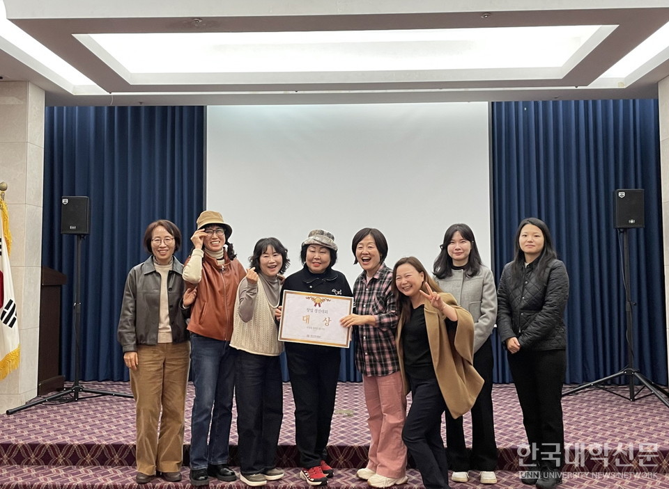 ‘로컬크리에이터 창업 캠프’에서 대상을 수상한 Look at Me Cafe팀(김은경 학생 외 5명)이 대상 수상을 기념하며 기념촬영을 하고 있다.