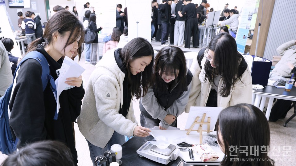 오픈랩페스타에 참석한 학부생들이 연구실험을 체험하고 있다.