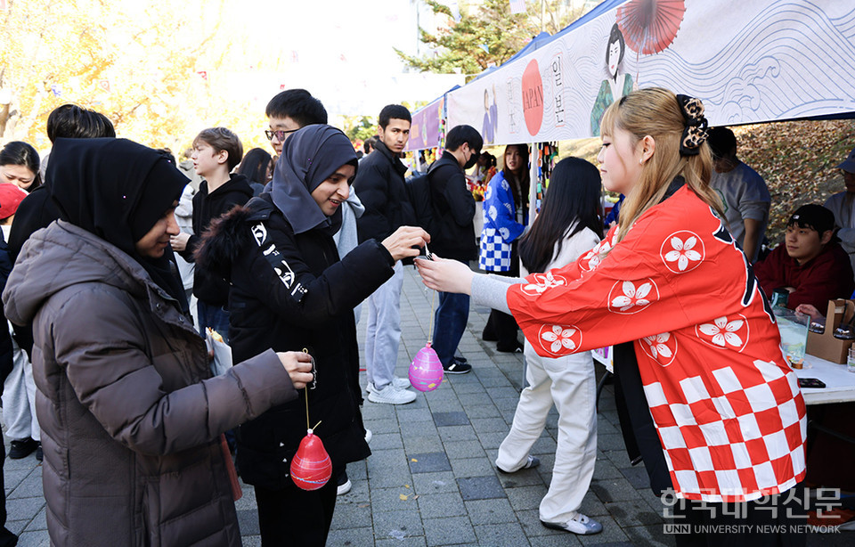 순천향대 ‘글로벌 다문화 축제’에서 학생들이 일본 요요 낚시 체험을 하고있는 모습