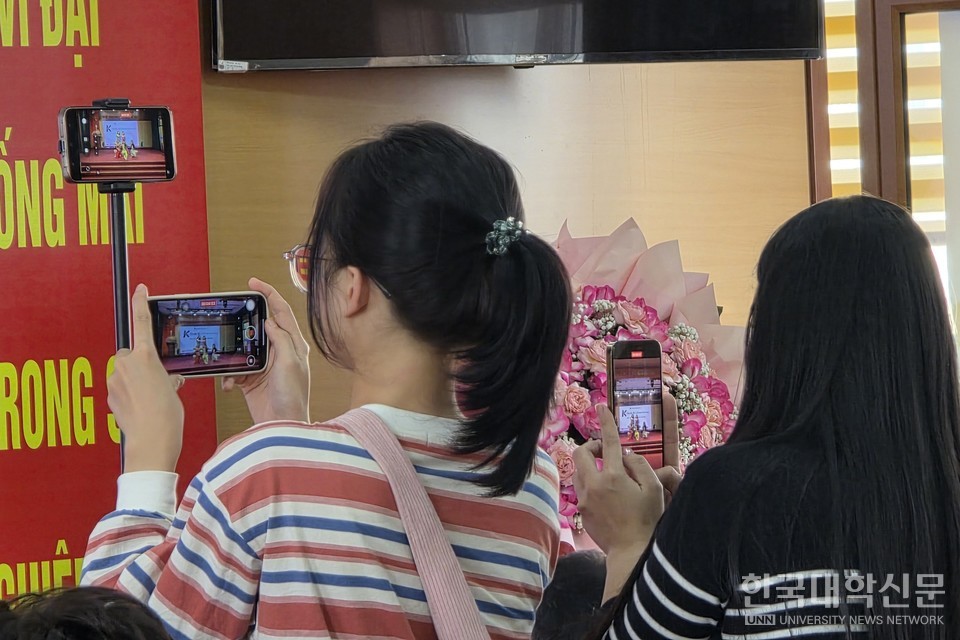 베트남 현지 학생들이 충청대 실용댄스과 학생들의 K-팝 댄스 무대를 촬영하고 있다. (사진= 주지영 기자)