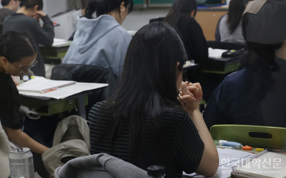지난 13일 치러진 2026학년도 대학수학능력시험 시험장에서 수험생이 기도를 하고 있다. (사진=한국대학신문DB)