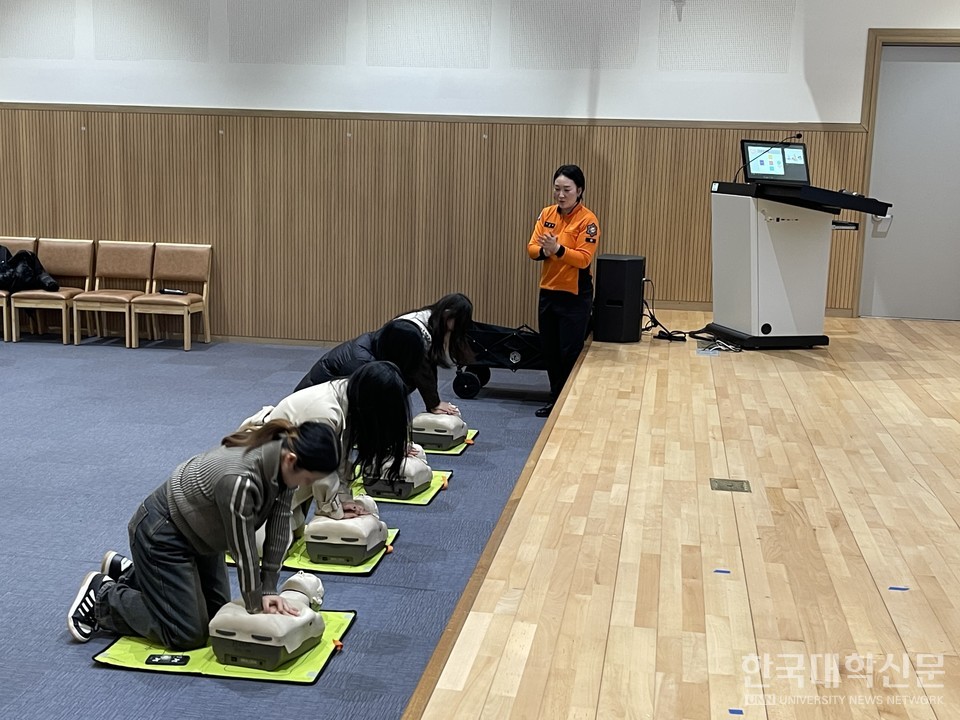 심폐소생술 교육 모습.