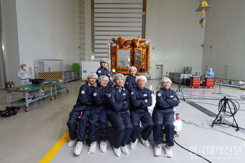 박찬흠 교수팀 단체사진. 앞줄 오른쪽에서 2번째 박찬흠 교수.