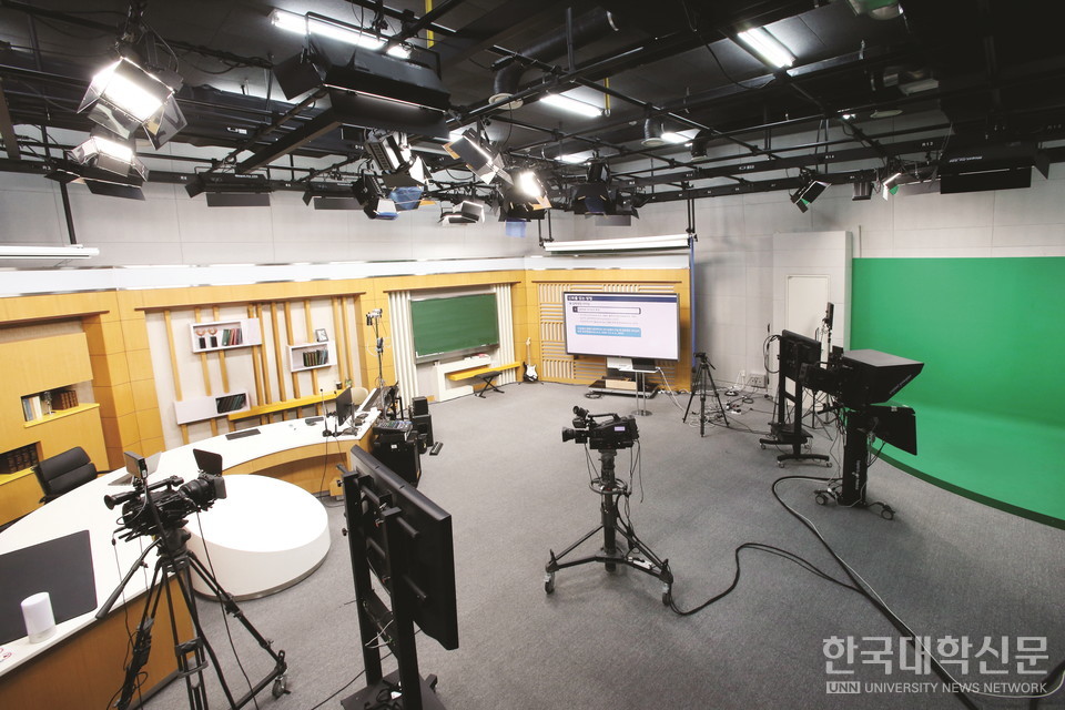 서울사이버대 대형 스튜디오 내부. (사진=서울사이버대)