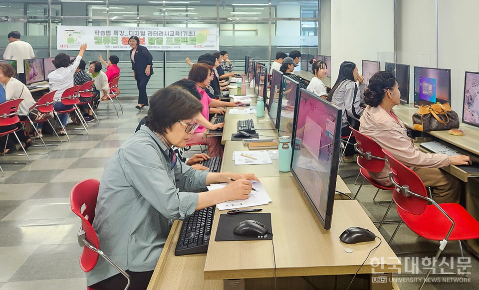 성인학습자 대상으로 진행되는 디지털 문해력 교육. (사진=경남정보대 제공)