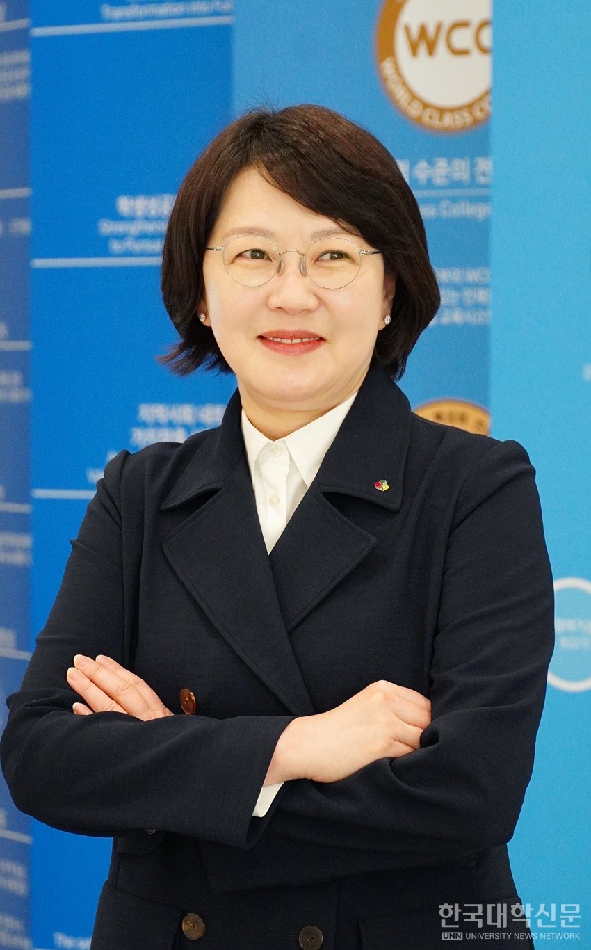 본지 파워인터뷰에서 권민희 연성대 총장이 기념 촬영을 하고 있다. (사진=한명섭 기자)