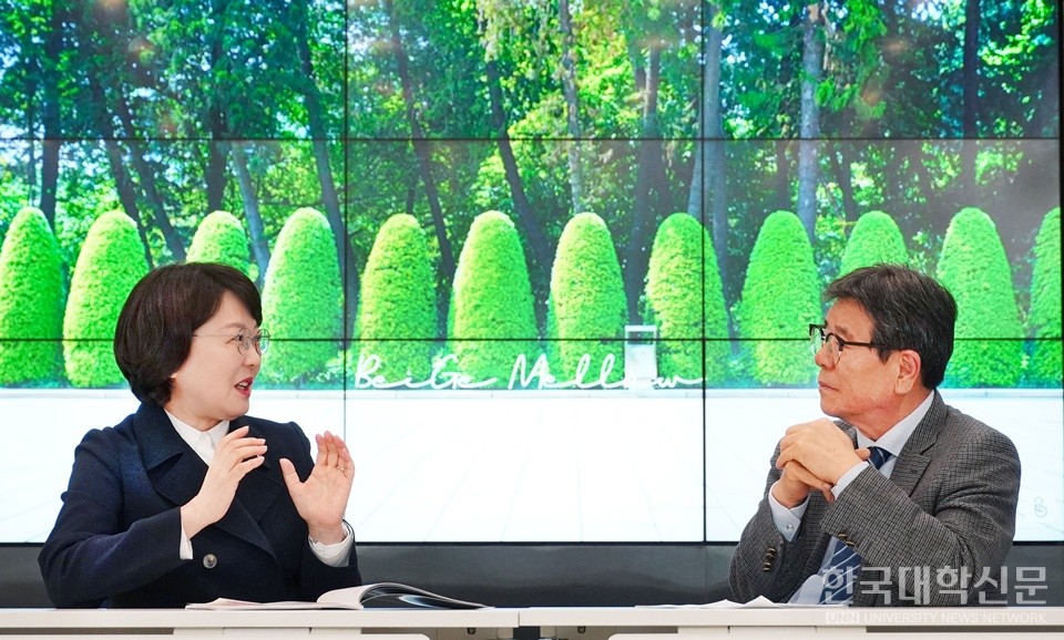 권민희 연성대 총장(사진 왼쪽)과 본지 최용섭 주필 겸 편집인이 대담을 나누고 있다. (사진=한명섭 기자)