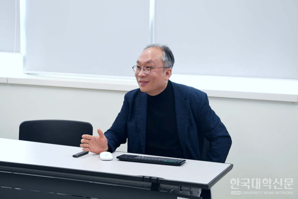 박찬흠 교수가 바이오캐비넷에 대해 설명하고 있는 모습.