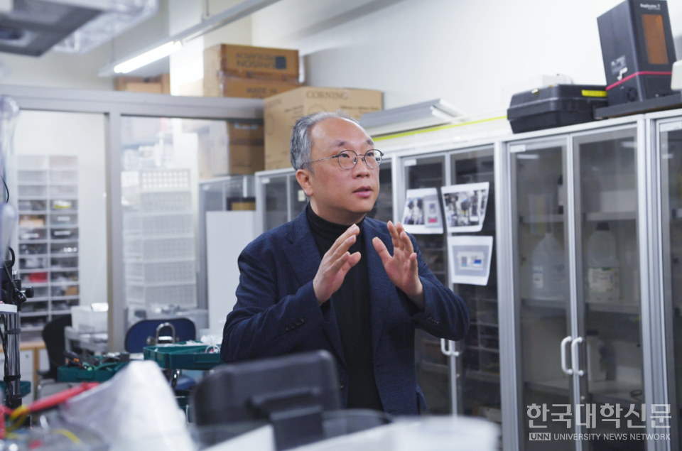 박찬흠 교수가 차세대중형위성 3호기에 탑재되는 ‘바이오캐비넷(BioCabinet)’의 기능을 연구실에서 설명하고 있다.