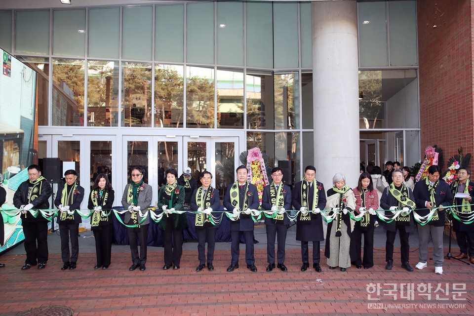 김성동 총장을 비롯해 주요 참석자들이 계원조형예술제 오프닝에 참석한 모습. (사진=계원예대 제공)