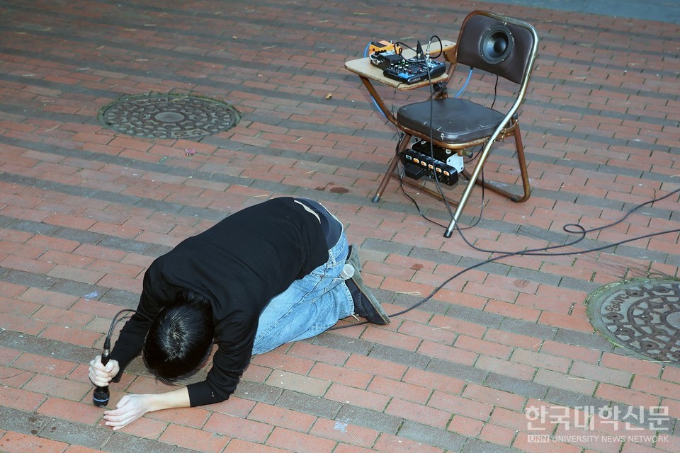 계원예대 학생이 작품 퍼포먼스를 선보이고 있다. (사진= 계원예대 제공)