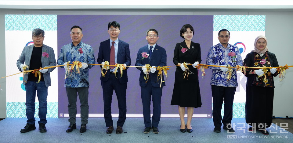정부가 인도네시아 자카르타에 한국교육원을 개원하고 유학생 유치센터를 설치, 인도네시아 내 한국어 보급·유학생 유치를 본격화한다. 25일 인도네시아 자카르타에서 진행된 인도네시아한국교육원 개원식 현장. (사진=교육부)