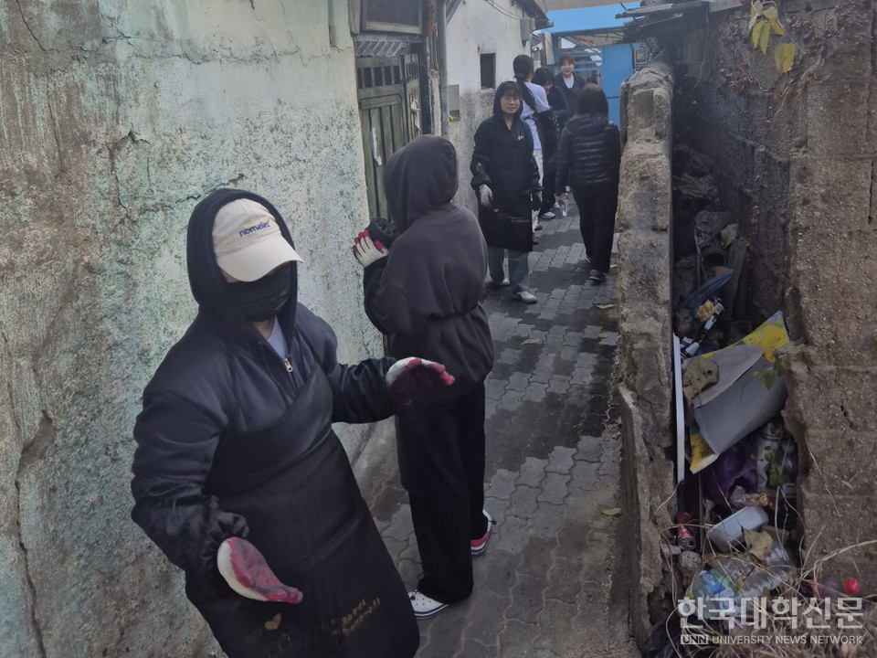 대구과학대학교 사회봉사단 학생들이 22일 대구 북구 칠성동 일대 겨울철 에너지 취약가구에 ‘사랑의 연탄 나눔 봉사활동’을 펼치고 있다.