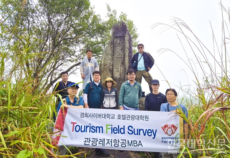 베트남전 당시 638고지 안케전투 맹호부대 전승비에서 현지 동행 주민과 함께 진행한 답사.