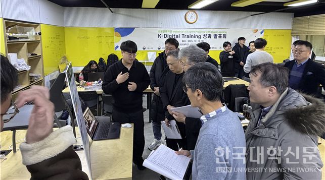 수료생 대표팀이 최종 프로젝트 결과물을 발표하고 심사위원들의 평가를 받고 있다.