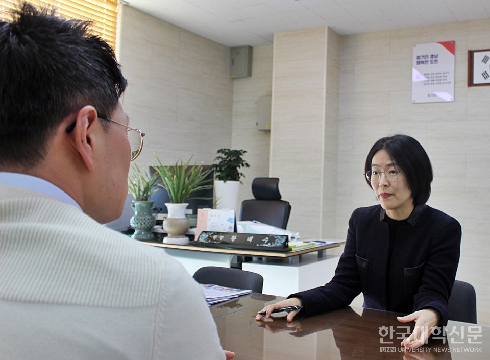 박지현 경남RISE센터장(오른쪽)이 본지 김준환 취재부국장과 대담을 나누고 있다. (사진=김영식 기자)