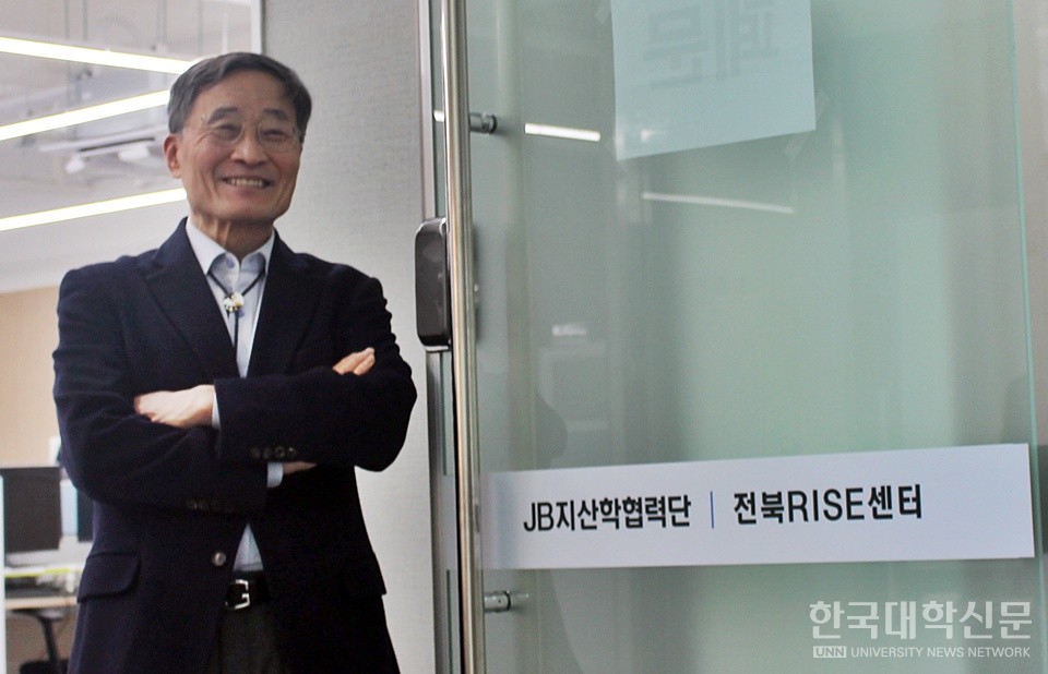 채수찬 전북RISE센터장이 본지 인터뷰 뒤 기념 촬영에 나서고 있다. (사진=김영식 기자)