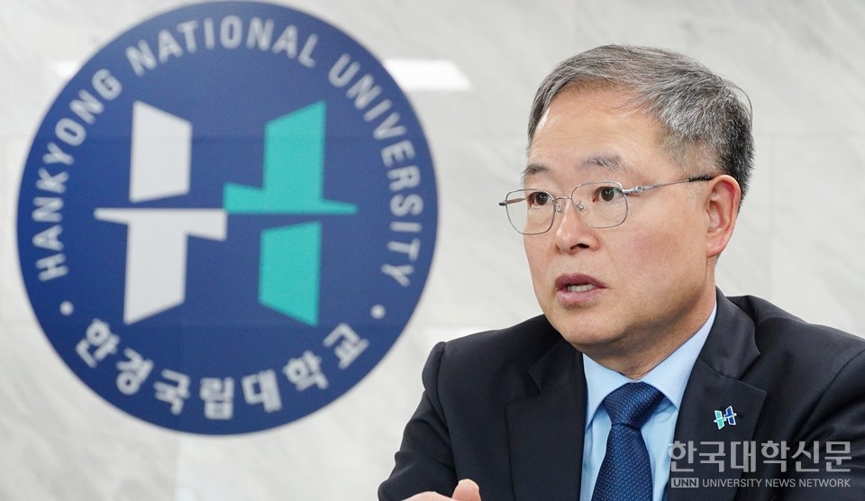 김찬기 한경국립대 총장은 “우리 대학을 ‘지역에서 사랑받고 산업 현장이 먼저 찾는 대학’으로 만들 것”이라며 “‘반듯한 혁신’으로 ‘경기 대표 국립대’ 위상을 확립하겠다”고 밝혔다. (사진=한명섭 기자)