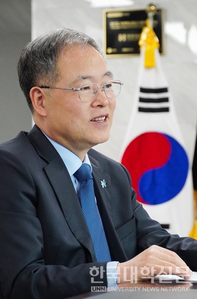 김찬기 총장이 한경국립대가 마주한 현안 중 하나로 ‘국립의학전문대학원 유치 추진’을 꼽으며, 국립의전원 유치 명분·타당성에 대해 설명하고 있다. (사진=한명섭 기자)