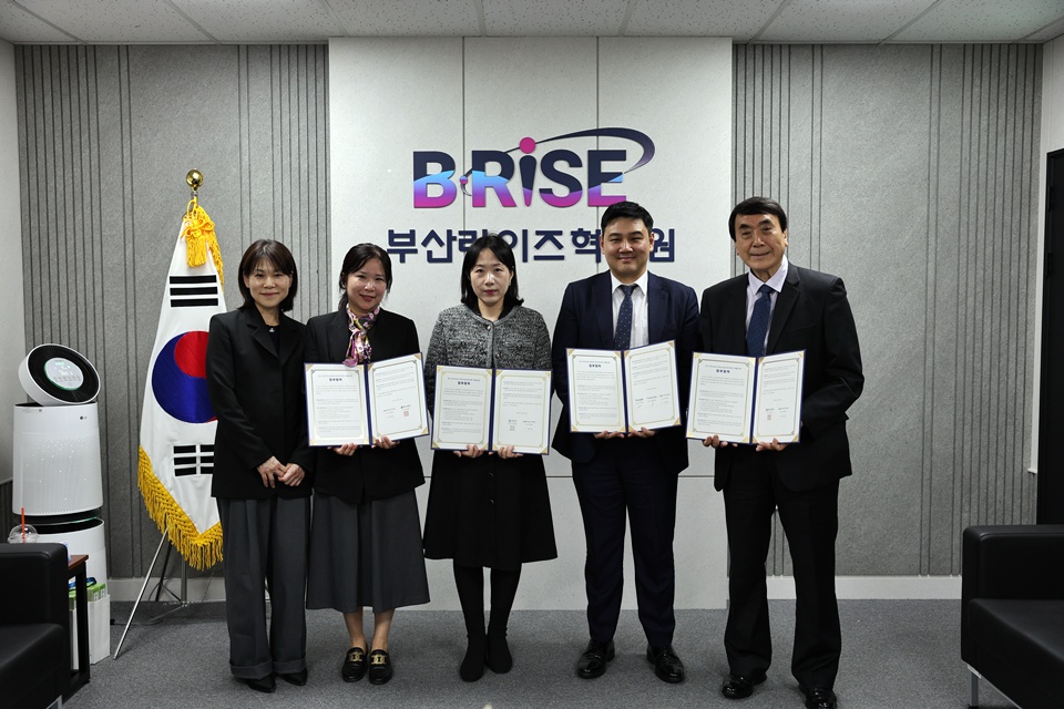 16일 업무협약식 이후 이준현 부산라이즈혁신원장(맨 오른쪽)이 지역병원 관계자들과 기념 촬영에서 나서고 있다. (사진=부산라이즈혁신원)